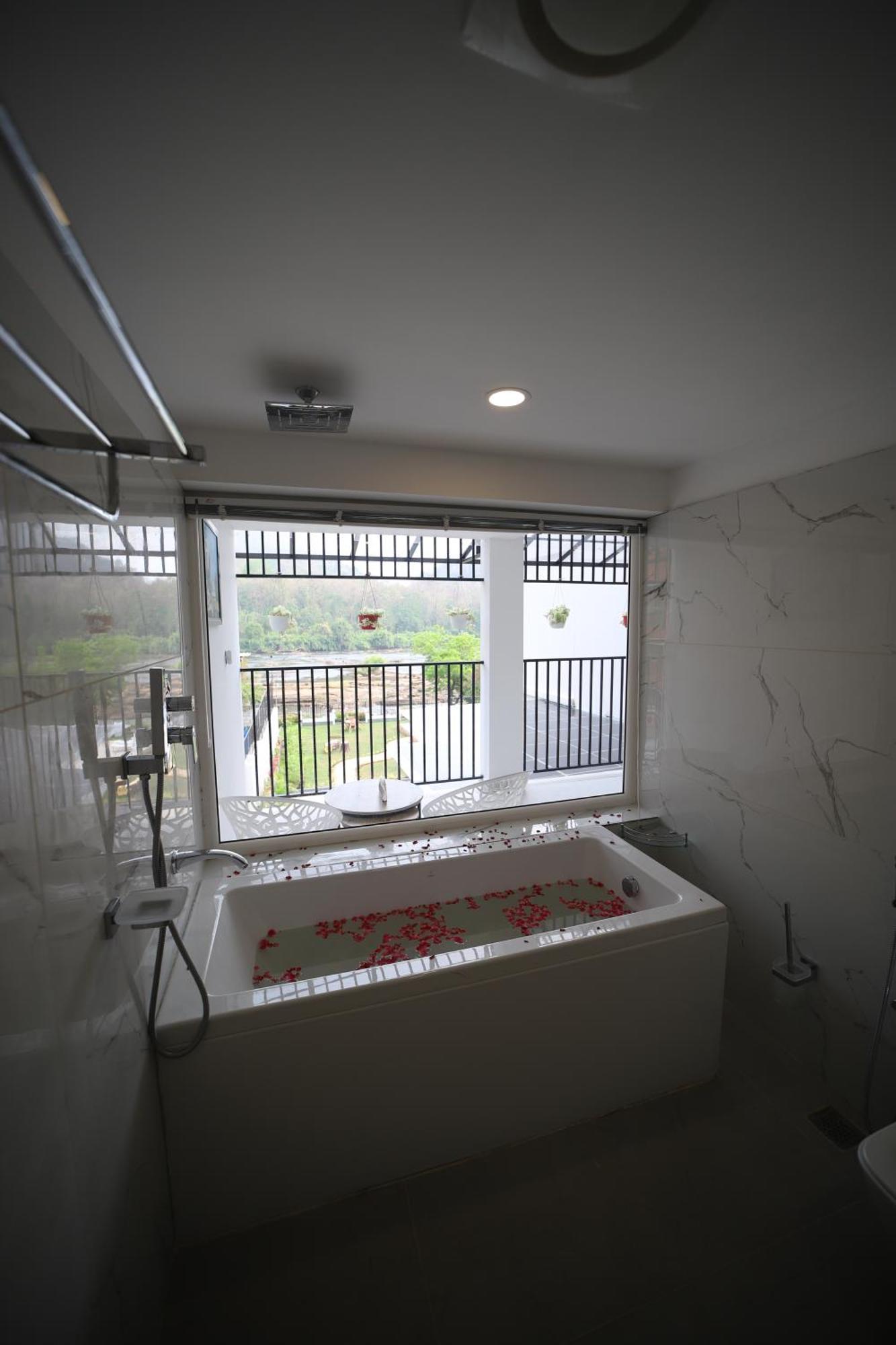 Seeheim Resorts Athirappilly Kültér fotó
